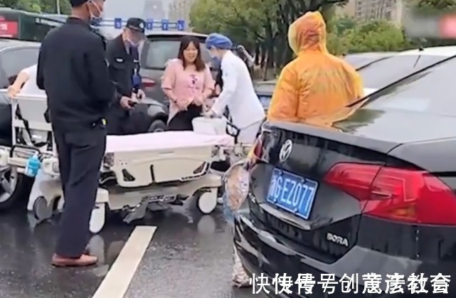 医院|产妇在医院门口站着生产,宝宝不到1分钟落地,丈夫手捧婴儿发呆