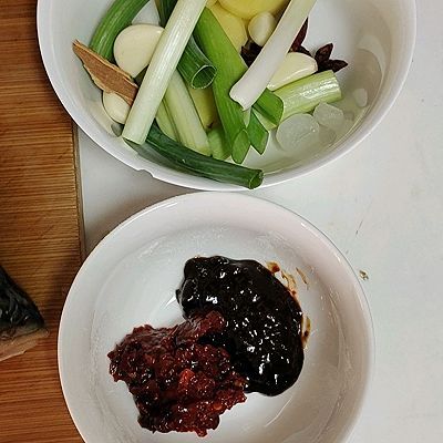 铁锅|铁锅炖鱼贴饼子