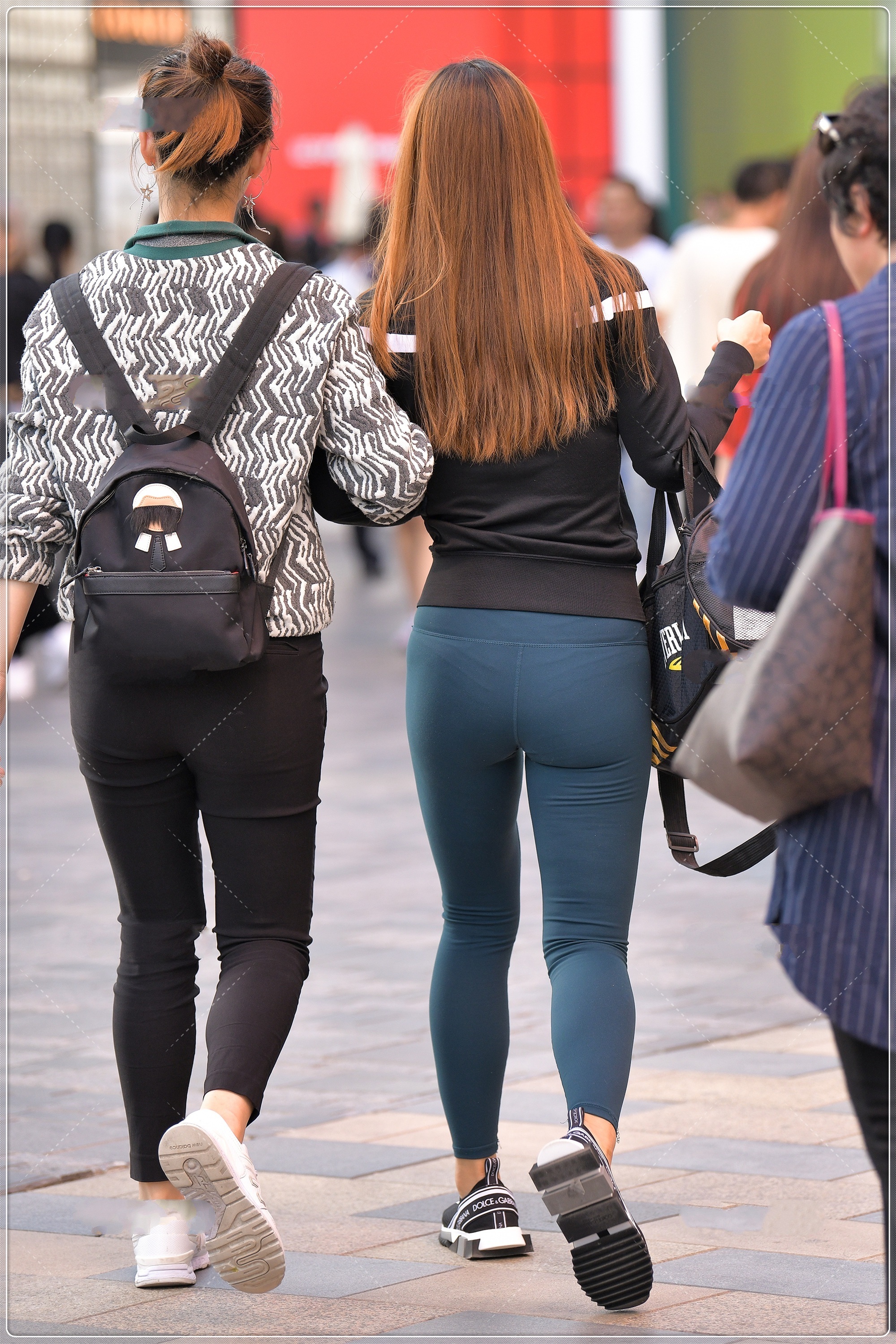 懒人鞋 黑色运动服搭配藏青色瑜伽裤,简约大气,深色系更显独特魅力