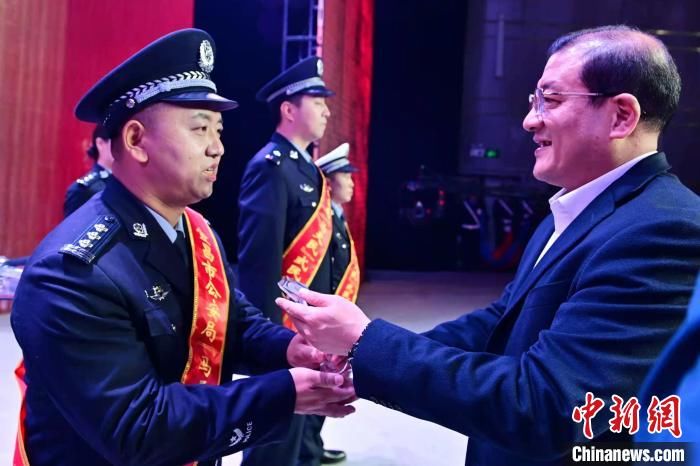 马天民|湖北宜昌：表彰“最美警嫂”庆祝警察节