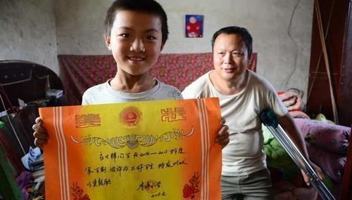 女儿带回一张奖状,妈妈发朋友圈炫耀,却被同事嘲笑:没文化