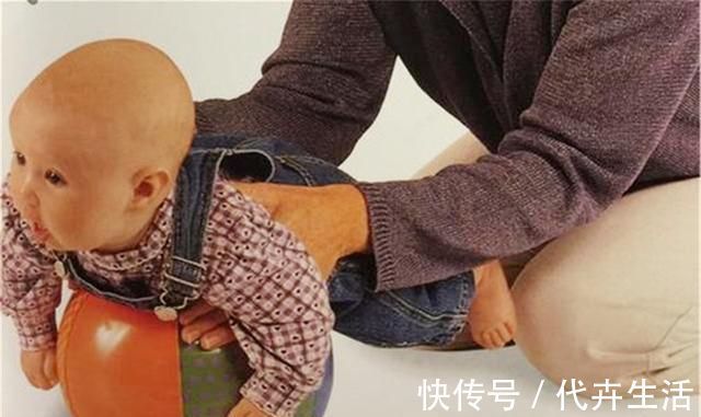 父母|宝宝抬头太早不是好事，父母别当发育快沾沾自喜，可能是异常信号