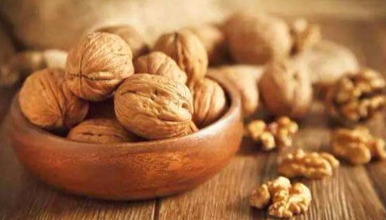 烦恼|核桃壳不要扔了,用水煮一煮,能解决许多人的烦恼,为健康需重视