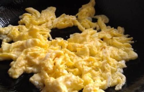鸡蛋怎么做才营养?把油换成水,炒出的鸡蛋嫩滑无比,营养美味
