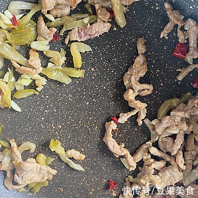 肉丝|这道我最拿手的香干榨菜肉丝，好吃到停不下筷子