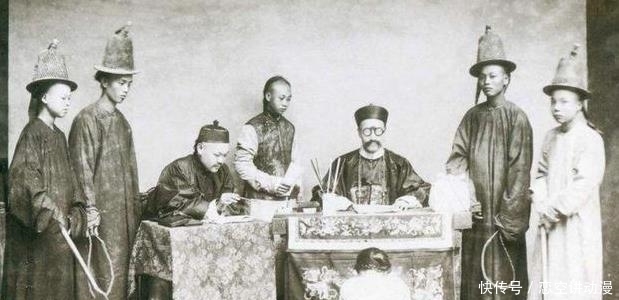 衙门|晚清老照片:状元肚大腰圆富贵相,衙门堂上犯人蹲着很害怕!