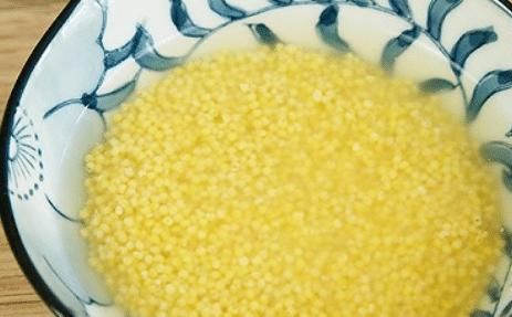 美味米|熬小米粥,别直接下锅煮,大厨教你正确方法,香浓美味米油厚厚
