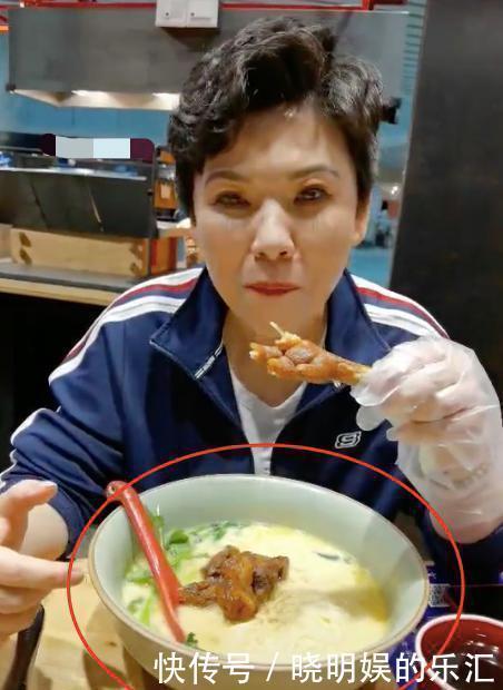 食欲|47岁邓亚萍食欲太好,晚餐啃猪蹄、鸡爪,饭碗如“盆”一般大!