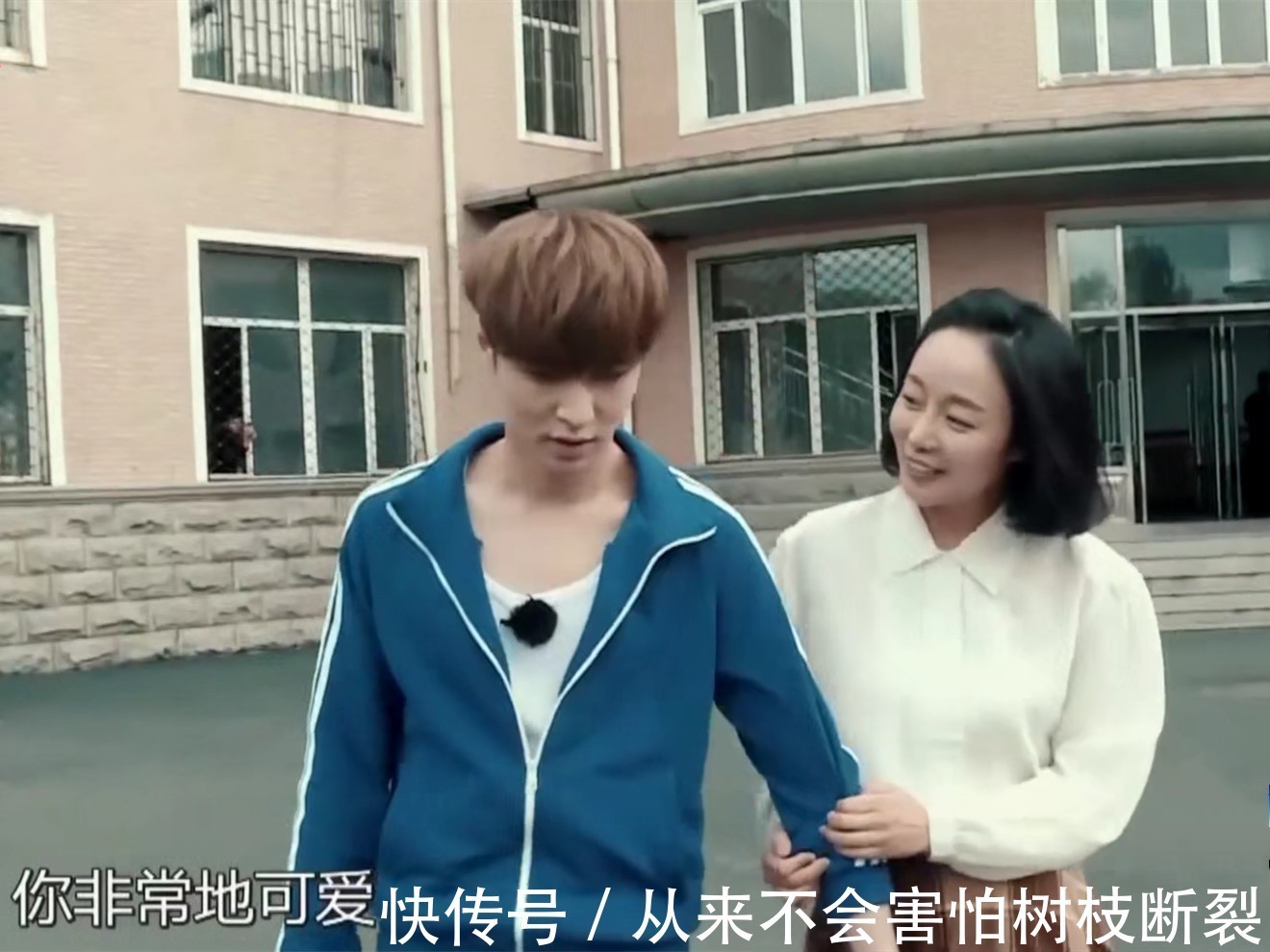 直男操作！迪丽热巴江边拖着超重垃圾，张艺兴却在一旁看戏