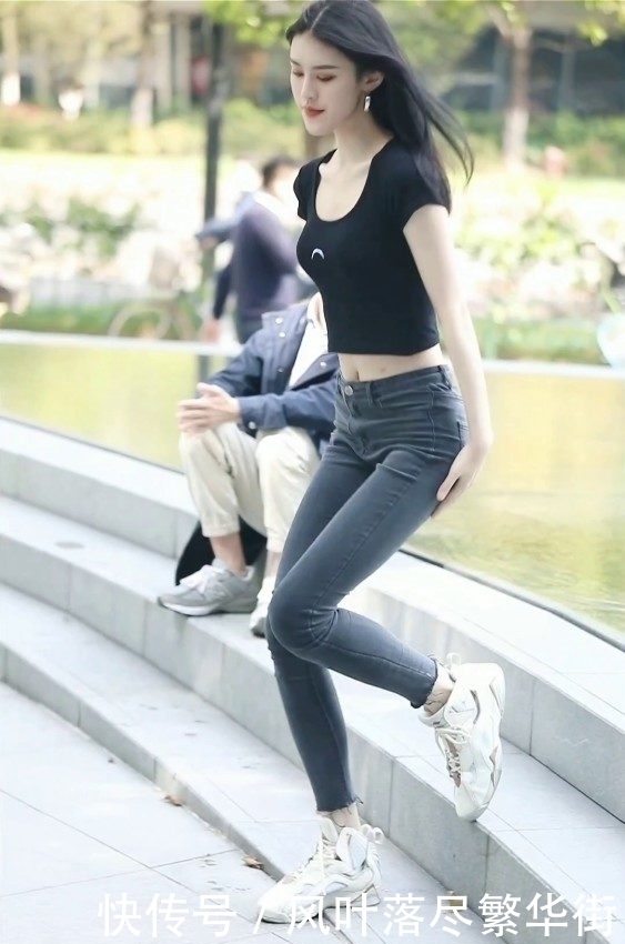 高冷的小姐姐,身穿T恤+牛仔裤,满屏长腿看呆旁边的男生