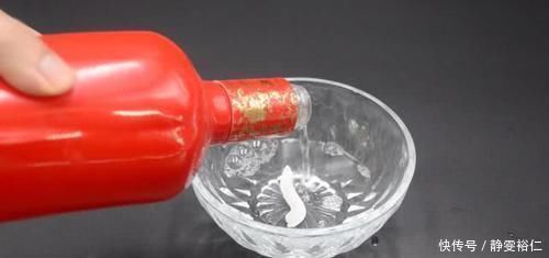 年前大扫除，玻璃太脏别用水擦了，只需喷一点它，干净透亮无水印