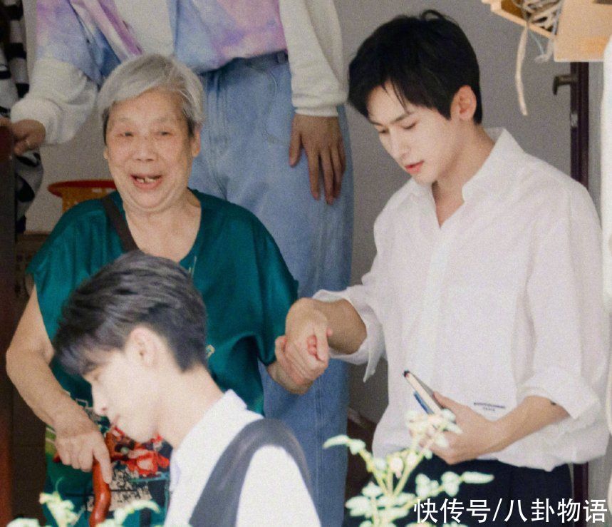 人品|《最后的赢家》路透，看到张哲瀚对老奶奶的态度，真是细节见人品