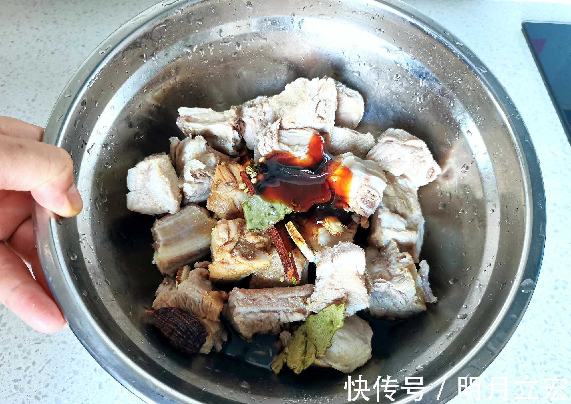 排骨|一家三口的午餐真馋人，用心做的排骨孩子连吃三块，并大赞太香了