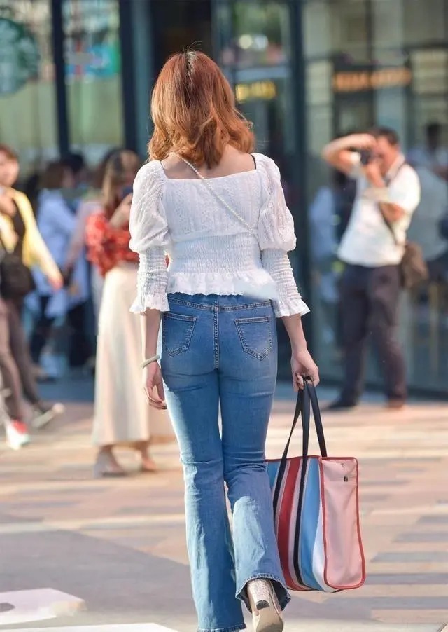 百搭 选择修身百搭的牛仔裤,简单搭配就可以很时尚,洋气又显身材