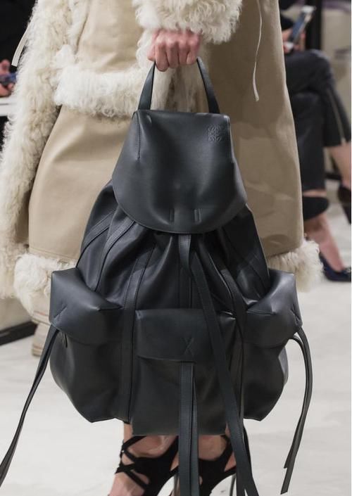 找回童年的天真无邪,背双肩包出门就对了,实用又时髦