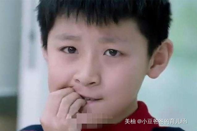 喜欢“啃指甲”的孩子,长大后会变成啥样医生逃不过两个结局