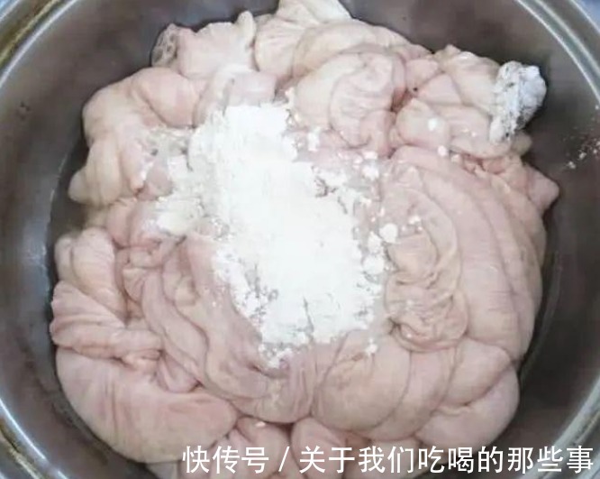 才知道用盐用碱洗猪大肠都不对,用这2样洗,又快又干净,不腥臭