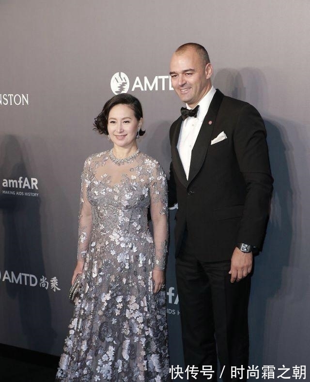 身材|何超琼肉感身材真有优势,穿银色薄纱连衣裙配短发,太有豪门气质