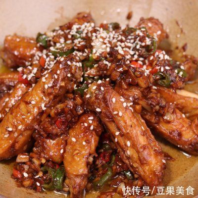 蒜蓉鸡翅！年夜饭端上桌就光盘，好吃到吮手指