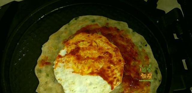 这是我见过最简单的烙饼，一擀一折，有菜有蛋，柔软筋道真解馋