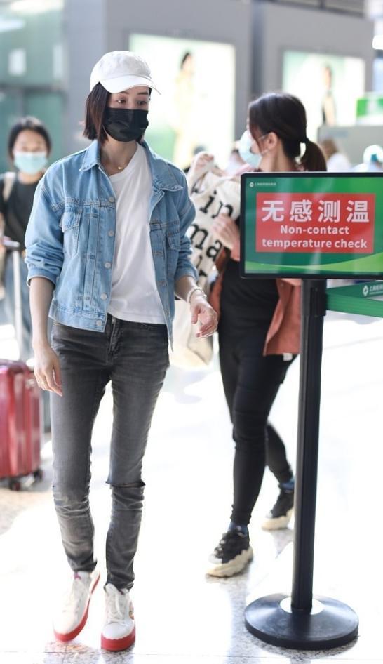 洞裤|健身达人张钧甯真会穿,牛仔外套配破洞裤休闲随性,身材真是绝了