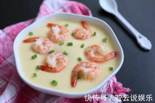 蒸鸡蛋时,千万别加水就蒸!这个诀窍,鸡蛋比豆腐脑还要嫩!