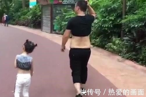 萌娃|“随性奶爸”带娃火了,萌娃跟在后面“捞衣服”的动作神同步