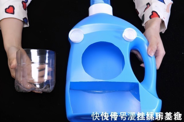 美工刀|洗衣液瓶子别扔了，简单改造一下，放在床上，全家人都要抢着用