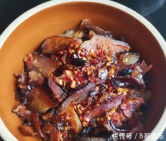  腊肉蒸干豆角，香喷喷的，最下饭