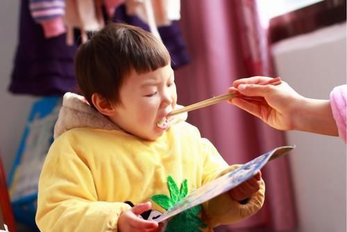 排泄物|有种辅食叫“大人饭”，吃太早会养出胖墩宝宝，过度喂养不得不防