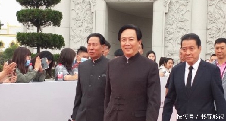 打扮|文荣奖比美：景甜造型翻车显老态，赵露思打扮奇特，陈都灵艳压