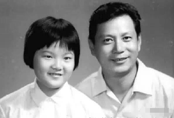 洪晃首度公开与现任丈夫合照,网友大赞其