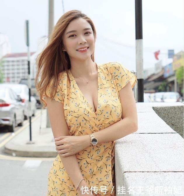 身材 深V长裙也难掩盖她的身材,这才是微胖界的女神!