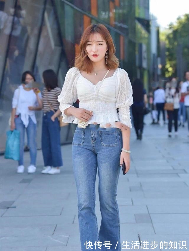 女生 牛仔裤可以瘦腿，对于腿粗的女生很合适，看看她就知道了！