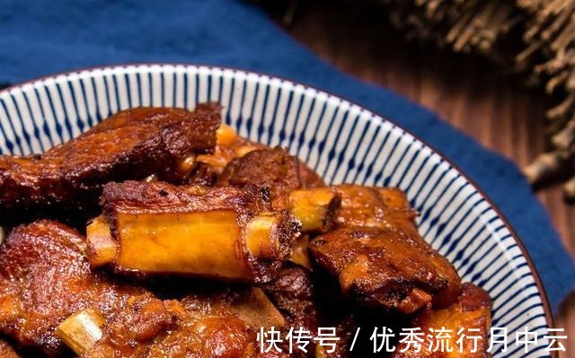 立冬了，巧用料汁做酱香排骨，满口都是肉真解馋！