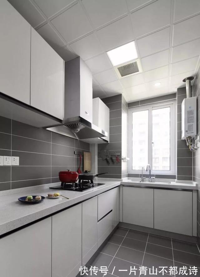 利用率|越来越多人舍弃“装饰型”电视墙,学她家打一排柜子,真的超实用