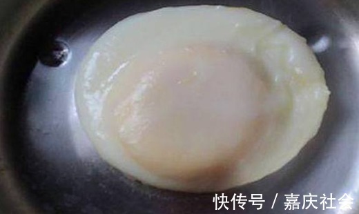 不粘锅|煮荷包蛋时,别直接开水下锅煮!再加这2步,鸡蛋嫩滑不粘锅