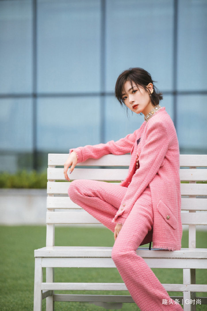 穿搭 明星们争相示范早秋穿搭，轻松舒适不失时髦感，还很容易学