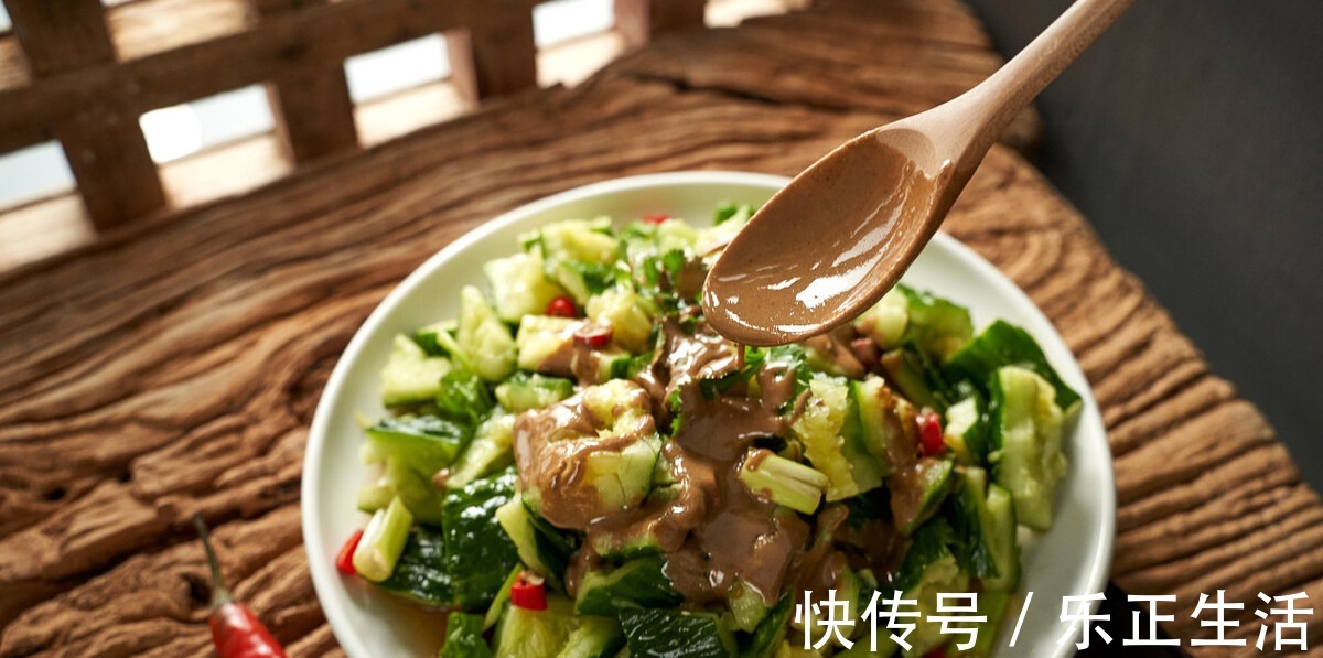 好吃|凉拌黄瓜时，不要直接用盐腌，牢记3技巧，黄瓜脆爽又好吃