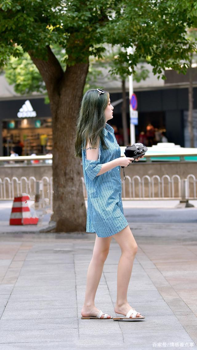 时尚穿搭条纹衬衫裙,搭配拖鞋,简约又时髦