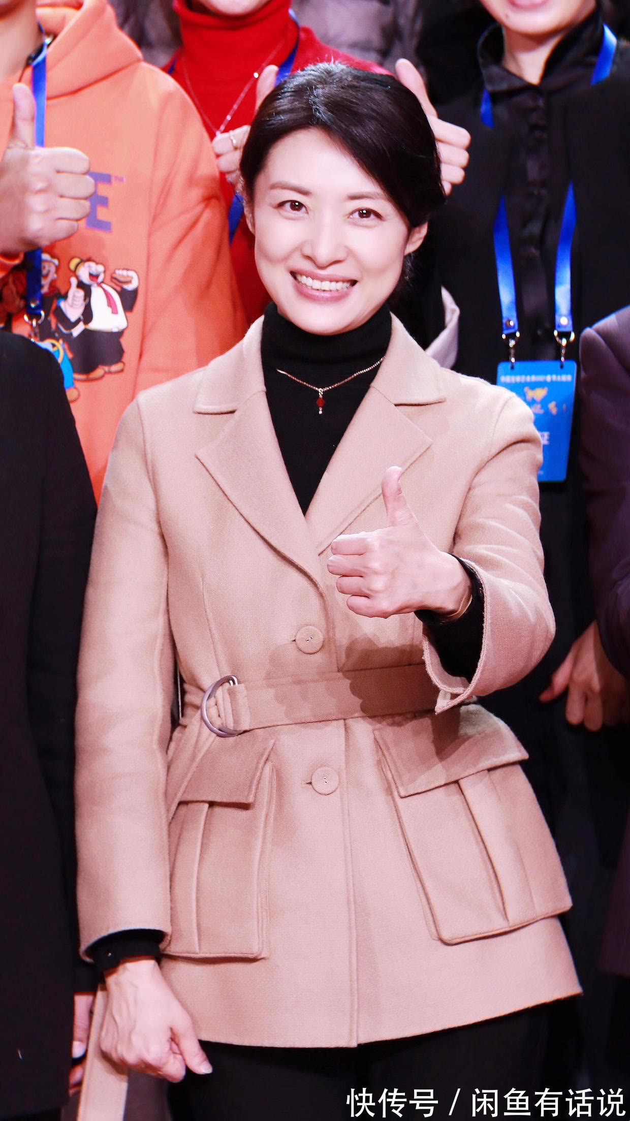 穿搭|周涛穿上了“秋天的第一件大衣”,配同色马丁靴好显贵,太值得学