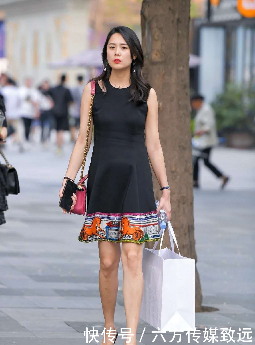 黑色|轻熟的美女,一款黑色的裙装,穿出迷人的个性美