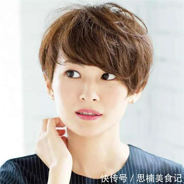 白头发|到了40岁的“家庭妇女”,有白发的剪这些发型,时髦减龄又气质