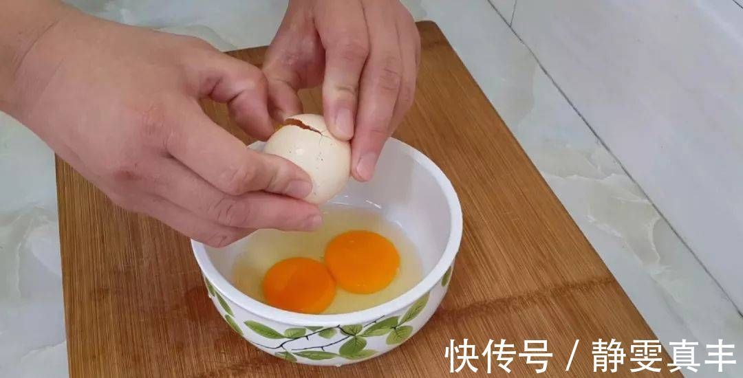 鸡蛋灌饼|吃早餐蛋糕的新方法,淋上蛋液,比手抓蛋糕简单,比鸡蛋灌饼好