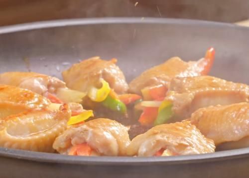 鸡翅这样做太好吃，焦香无骨，荤素搭配，孩子爱吃的美味家常菜