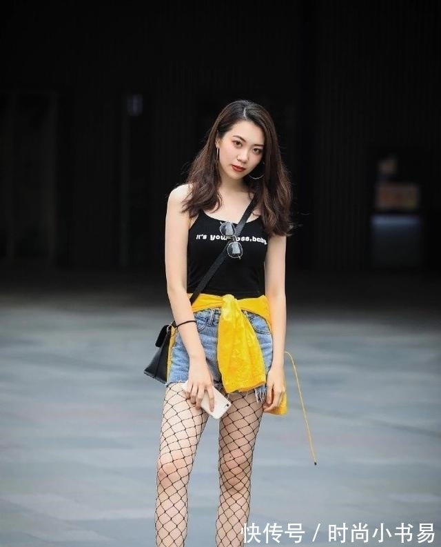 阿姨 阿姨也跟得上潮流,巧用牛仔配“渔网”,眼光毒辣且魅力十足!