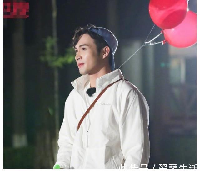 第九期《极挑》海报，嘉宾穿校服，唯独黄明昊和飞行嘉宾不一样