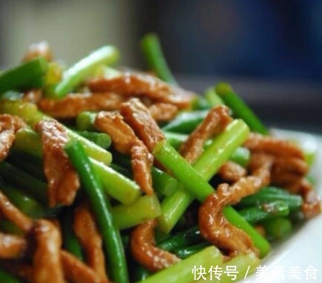 炒蒜苔时,直接下锅炒是大错特错,学会如此做,蒜薹又鲜嫩又好吃