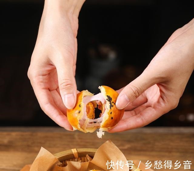 时刻|休闲时刻,李子柒蛋黄酥传递美好!