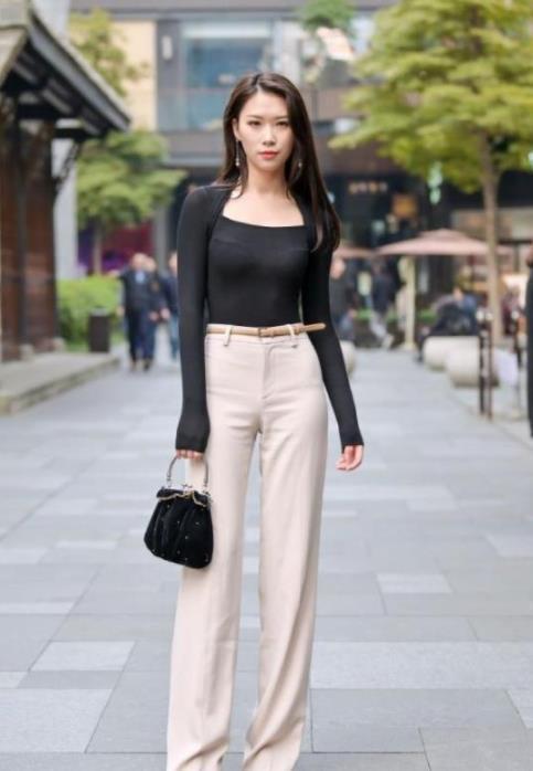 街拍:青春时尚的小姐姐,一身白色的搭配,更显青春朝气